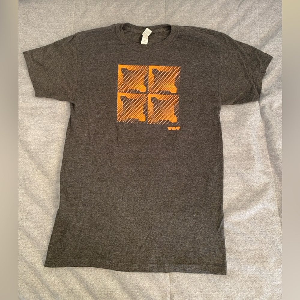 Graphic tee grey with orange graphic